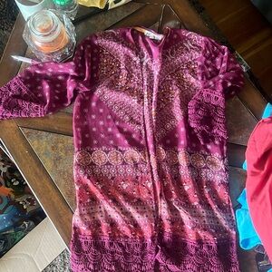 Small kimono with beautiful embroidering. Exc condition perfect over a tank.